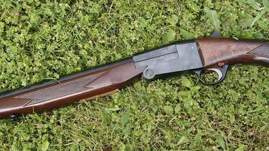 El sujeto empuñaba una escopeta recortada y un rebenque para intimidar verbalmente al nieto de la vecina. El sujeto empuñaba una escopeta recortada y un rebenque para intimidar verbalmente al nieto de la vecina.