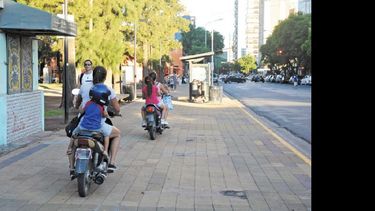 Las motos en infracción, una postal que se repite a diario en las veredas y adentro de la Plaza 25 de Mayo. (LA OPINION)