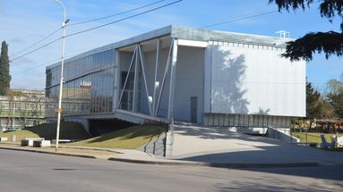 La Biblioteca Menéndez, elevada, discreta y firme, en la esquina de avenida Colón y Bartolomé Mitre.