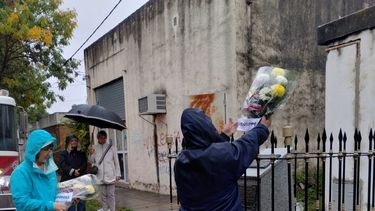 A pesar de la lluvia, integrantes de la Cosopper ubicaron la ofrenda floral en el monolito que recuerda al bombero Fernando Esquivel. A pesar de la lluvia, integrantes de la Cosopper ubicaron la ofrenda floral en el monolito que recuerda al bombero Fernando Esquivel.
