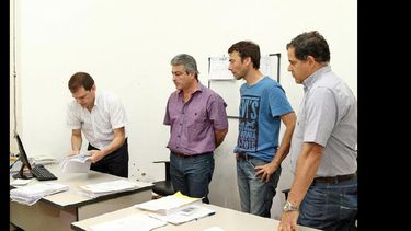 Andrés Cudugnello, Javier Martínez, Esteban Giugliani y Gustavo Bonet durante la apertura de los sobres. (LA OPINION)
