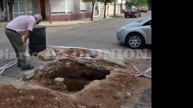 El pozo está ubicado en la intersección de Pedro Torres y Prudencio González.  (LA OPINION)