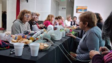Más que una labor artesanal, la propuesta se convirtió en un puente de solidaridad. Más que una labor artesanal, la propuesta se convirtió en un puente de solidaridad.
