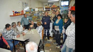 El encuentro se realizó en un local gastronómico ubicado al lado de la Comisaría Tercera.  (LA OPINION)