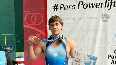 Lisandro Santoro con su medalla y diploma tras establecer un nuevo récord argentino.