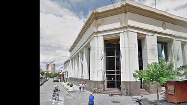 El damnificado fue abordado por San Martín, cuando se disponía a cruzar la calle.  (LA OPINION)