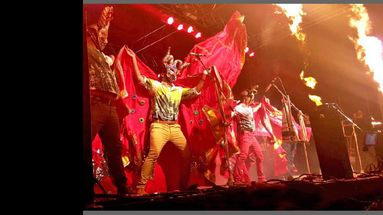 Los Tekis le dio ritmo y color a la noche que tuvo como atractivo principal el asado a la estaca. (ACEVEDO VIVE LA FIESTA DE LA ESTACA 2016)