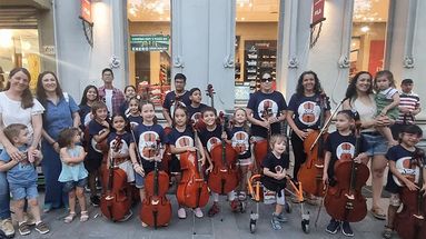 El Espacio de Educación Musical CheloSuzuki, que dirige Analía Carchenilla, en una de sus presentaciones en la Peatonal San Nicolás.&nbsp;
