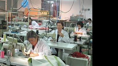 Reconocieron desde el gremio que aumentó la producción en los talleres de costura de la región. (LA OPINION)