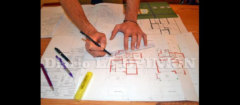La profesión de arquitecto es una de las más complejas de ejercer ya que requiere una firme vocación artística y un sano juicio práctico. (LA OPINION)