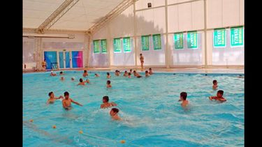 Buena respuesta de la gente a los programas de natación. (LA OPINION)