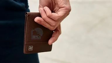 Tras el robo de la billetera los ladrones fueron a varios locales a hacer compras. Tras el robo de la billetera los ladrones fueron a varios locales a hacer compras.