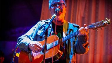 Canción y reencuentro en Florentino Teatro Bar: Héctor Biscayart se presenta con invitados.