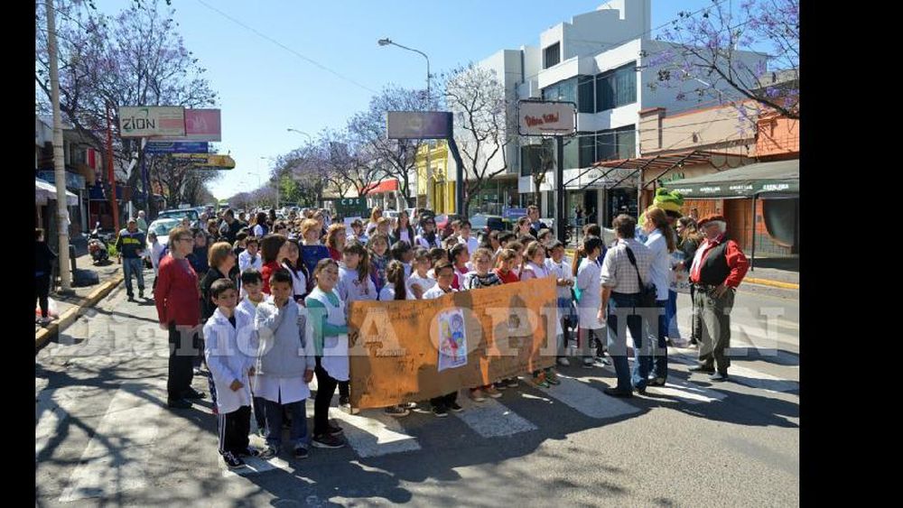 Los niños, protagonistas de la caminata por Avenida de Mayo. (LA OPINION)