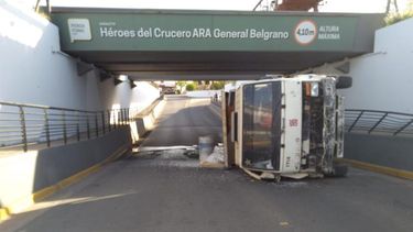 El chofer perdió el control al no poder detener la unidad. El chofer perdió el control al no poder detener la unidad.