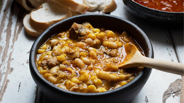 Comer locro el 1 de mayo es una de las tradiciones más fuertes en Argentina para celebrar el Día del Trabajador. Comer locro el 1 de mayo es una de las tradiciones más fuertes en Argentina para celebrar el Día del Trabajador.