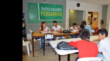 La terminalidad educativa se da en el marco de una articulación con la Escuela Nº 701. (ARCHIVO LA OPINION)
