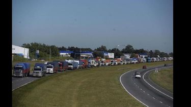 Los propietarios de camiones independientes agrupados en Transportistas Unidos de Argentina decidieron lanzar un paro por tiempo indeterminado. (NA)
