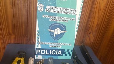 La Policía Vial aprehendió a una mujer y tres sujetos que viajaban desde Venado Tuerto hacia el Conurbano tras cometer varios robos en la ciudad santafesina. La Policía Vial aprehendió a una mujer y tres sujetos que viajaban desde Venado Tuerto hacia el Conurbano tras cometer varios robos en la ciudad santafesina.