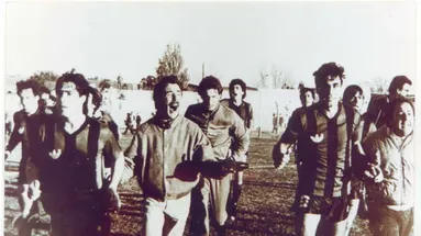Un día como hoy, en 1986, Douglas Haig venció a Olimpo en Tandil y consiguió el primer ascenso al Nacional B, una hazaña que marcó para siempre la historia del club. Un día como hoy, en 1986, Douglas Haig venció a Olimpo en Tandil y consiguió el primer ascenso al Nacional B, una hazaña que marcó para siempre la historia del club.