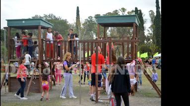 Los juegos ecológicos que se colocaron en el Parque Municipal son el atractivo para los chicos que se acercan los fines de semana. (LA OPINION)