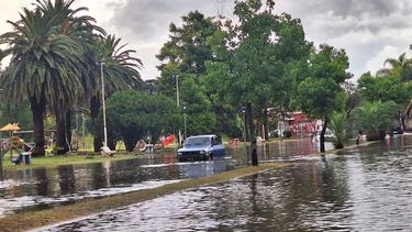 Villa Ramallo volvió a quedar bajo el agua. Este miércoles por la tarde, cerca de las 18:30, un violento temporal de lluvia, viento y granizo azotó la localidad con una intensidad pocas veces vista. Villa Ramallo volvió a quedar bajo el agua. Este miércoles por la tarde, cerca de las 18:30, un violento temporal de lluvia, viento y granizo azotó la localidad con una intensidad pocas veces vista.