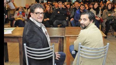 El juez Luis Arias (de anteojos) encabezó un encuentro con organizaciones políticas y sociales. (DIARIO HOY)