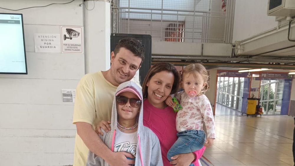 Catalia Maglio junto a su papá, Javier, su mamá, Ángeles Del Valle y su hermanita de dos años de edad.