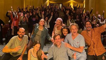 Pablo Mansilla junto al elenco de La omisión de la familia Coleman, la obra que este sábado se despide de Pergamino tras dos exitosas temporadas en Espacio GAE. Pablo Mansilla junto al elenco de La omisión de la familia Coleman, la obra que este sábado se despide de Pergamino tras dos exitosas temporadas en Espacio GAE.