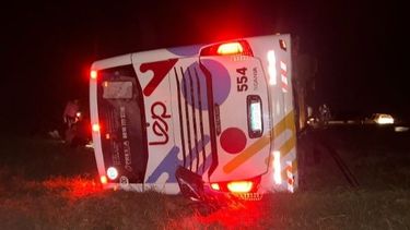 Un micro de larga distancia volcó durante la madrugada de este domingo en la Ruta Nacional 9, a la altura del kilómetro 178, en jurisdicción de Gobernador Castro. Un micro de larga distancia volcó durante la madrugada de este domingo en la Ruta Nacional 9, a la altura del kilómetro 178, en jurisdicción de Gobernador Castro.