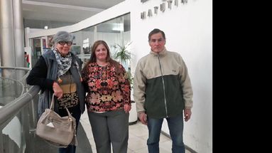 Leonor Ase junto a su hija Nati, que participa en el documental, proyecto del pergaminense Mario Batalla. (LA OPINION)