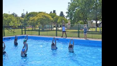 La gimnasia en el agua, una de las consignas preferidas de los adultos mayores. (LA OPINION)