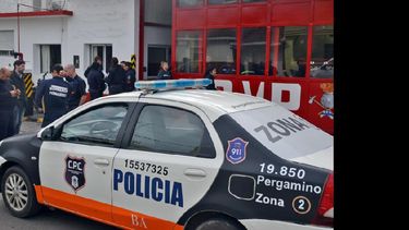 Días después de ser expulsados, los bomberos realizaron un reclamo frente al Cuartel de calle Castelli. (ARCHIVO LA OPINION)