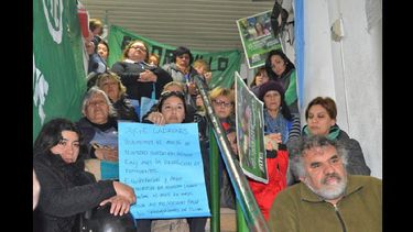 Los afiliados de ATE se manifestaron en las instalaciones del Consejo Escolar. (LA OPINION)