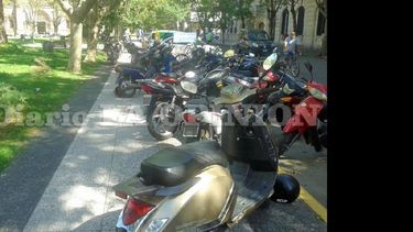 Casi obstruyendo el paso en la vereda de la Plaza Merced frente al Municipio. (LA OPINION)