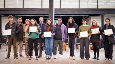Beneficiados por las Becas Artísticas junto a las autoridades de la Subsecretaría de Cultura y de la Comisión de Cultura del HCD.