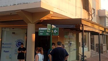 A la adulta mayor la rescataron del interior de la morada que se estaba incendiando en la tarde de este miércoles en avenida Juan B. Justo y Garay. A la adulta mayor la rescataron del interior de la morada que se estaba incendiando en la tarde de este miércoles en avenida Juan B. Justo y Garay.