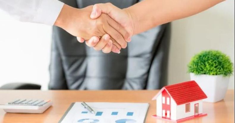 Esta actividad, desde su reglamentación en el Código de Comercio fue evolucionando  hasta convertirse en una profesión a la que se accede con título universitario.