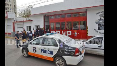 El reclamo se llevó a cabo frente al Cuartel de bomberos de Castelli 1231.  (LA OPINION)