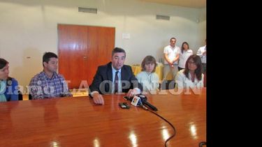 Referentes de la empresa Monsanto y autoridades de la Unnoba, durante la conferencia de prensa. (LA OPINION)
