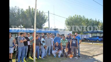 Delegados y trabajadores gremiales junto a empleados reclamando frente a la planta textil.  (LA OPINION)
