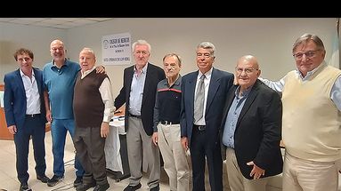 Los profesionales que cumplieron sus bodas de oro junto a integrantes del Consejo Directivo del Colegio de Médicos. Los profesionales que cumplieron sus bodas de oro junto a integrantes del Consejo Directivo del Colegio de Médicos.