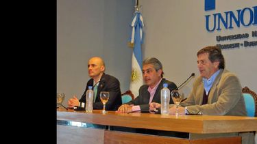 Diego Batalla, Javier Martínez y César Belloso durante la apertura del taller. (LA OPINION)