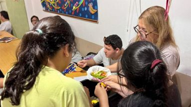 Vecinos avanzan en la construcción de sus propias composteras durante un taller que promueve la reducción de residuos y el cuidado del medio ambiente.
