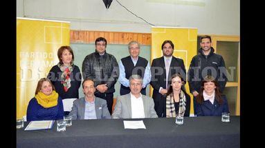 Rosario Salgado, Héctor Escalera, Juan Motta, Fernando Caldentey; Facundo Ardusso, Paola Torigino, Karim Dib, Javier Martínez, Julieta Rotger y Ethel Zulli durante el lanzamiento del programa. (LA OPINION)