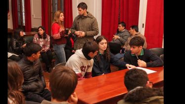 Ultiman detalles para una nueva sesión del Parlamento Estudiantil con distintos temas. Ultiman detalles para una nueva sesión del Parlamento Estudiantil con distintos temas.