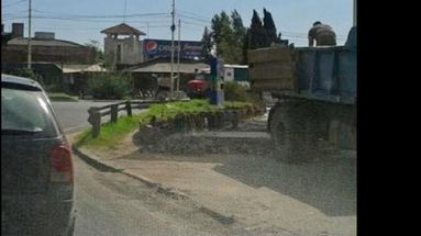 Denuncian que la obra reduce el paso peatonal. (VECINOS CRUCE DE CAMINOS)