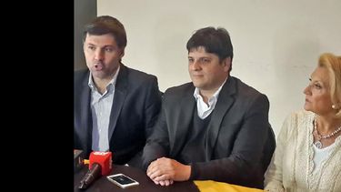 Ignacio Crotto, Lisandro Bormioli y Rosa Tulio durante la conferencia de prensa. (LA OPINION)