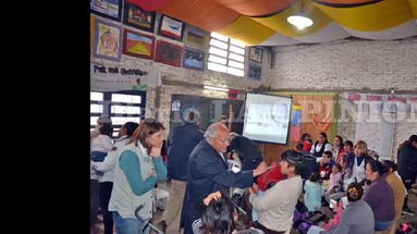En contacto directo con las madres, Albino definió a Conin como un espacio de amor. (LA OPINION)