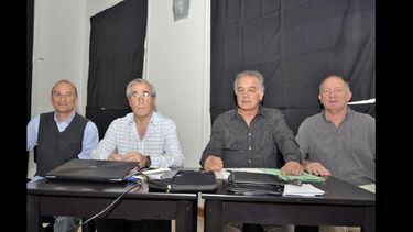 José Pugliese (presidente Distrito VI), Luis García (presidente Faba), Alberto Torres (secretario Faba) y Antonio Casado (tesorero Faba), en la apertura del evento. (LA OPINION)